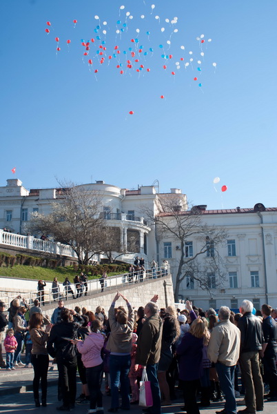 В Севастополе запустили в небо воздушные шары цветов российского флага