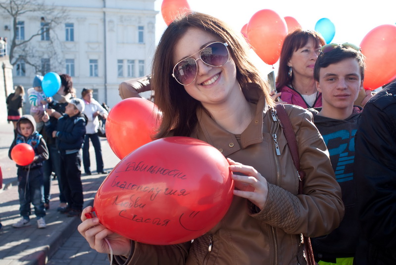 В Севастополе запустили в небо воздушные шары цветов российского флага