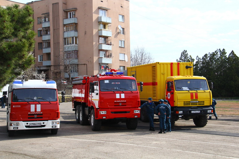 Министр МЧС России вручил крымским спасателям ключи от новой техники