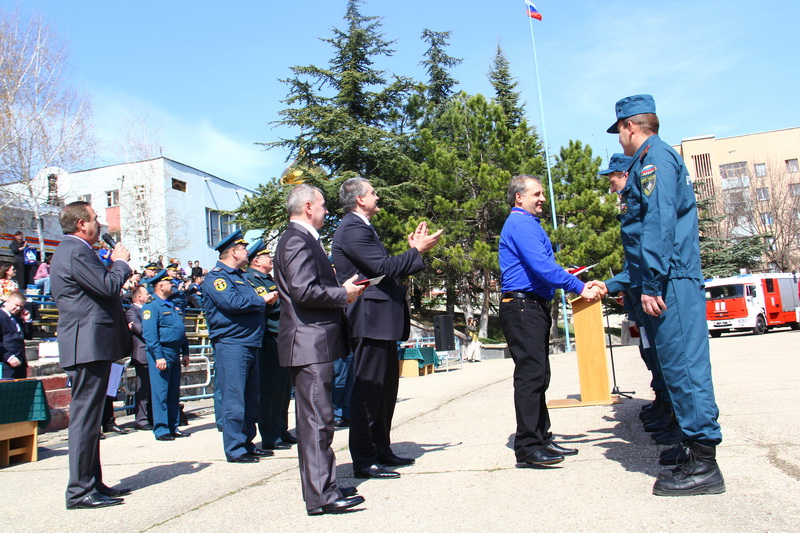 Министр МЧС России вручил крымским спасателям ключи от новой техники