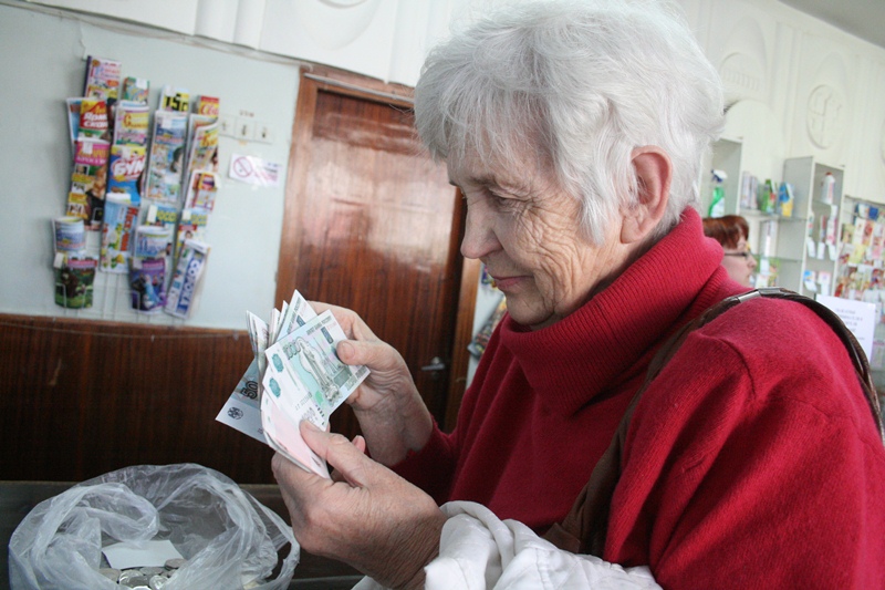 В Крыму выдача первых пенсий в рублях проходит без очередей