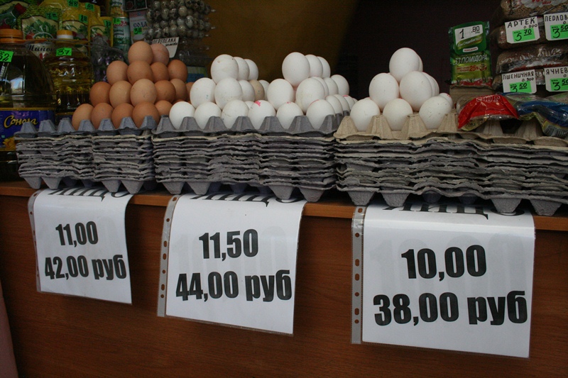 На рынках Симферополя начали принимать для расчета рубли