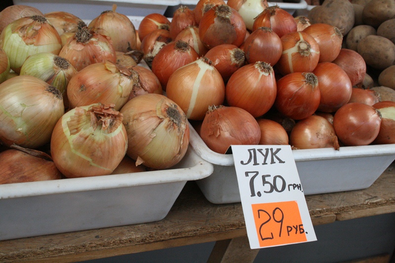 На рынках Симферополя начали принимать для расчета рубли