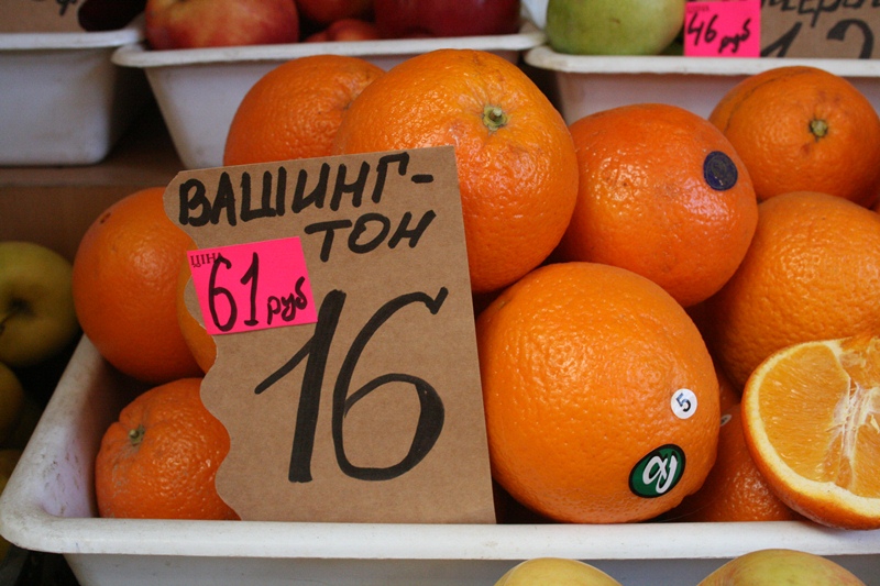 На рынках Симферополя начали принимать для расчета рубли