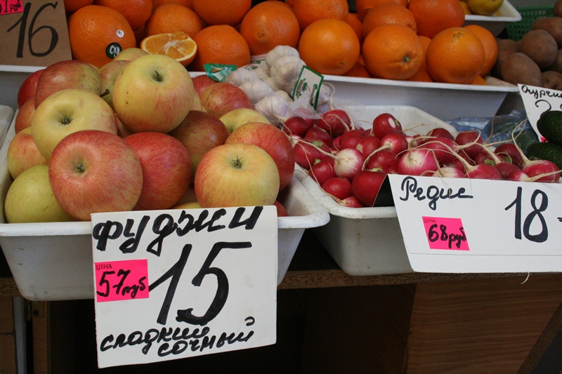 На рынках Симферополя начали принимать для расчета рубли