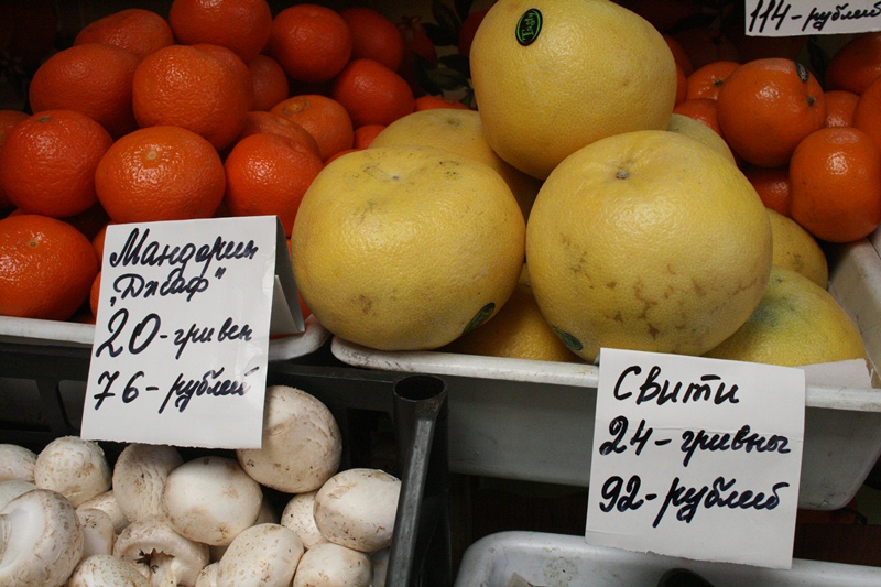 На рынках Симферополя начали принимать для расчета рубли