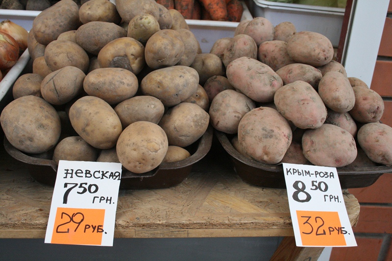 На рынках Симферополя начали принимать для расчета рубли