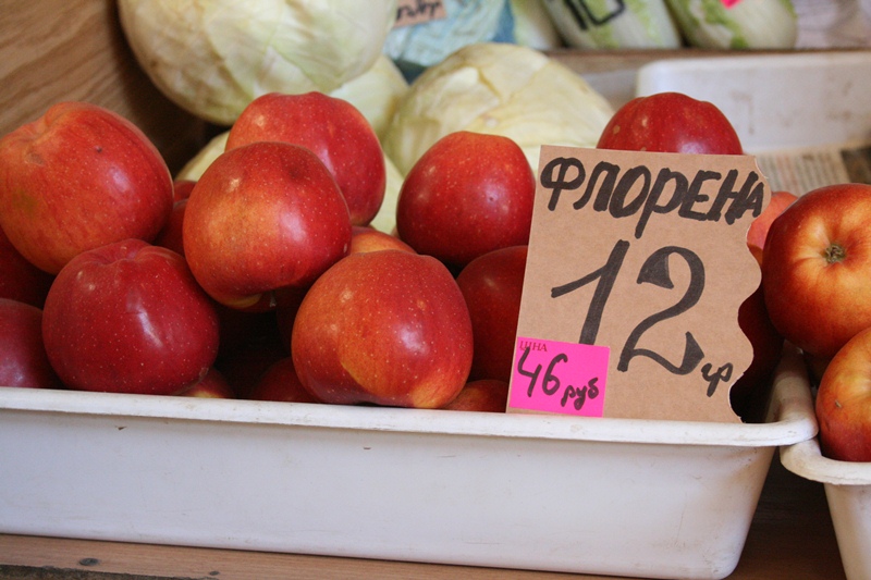 На рынках Симферополя начали принимать для расчета рубли