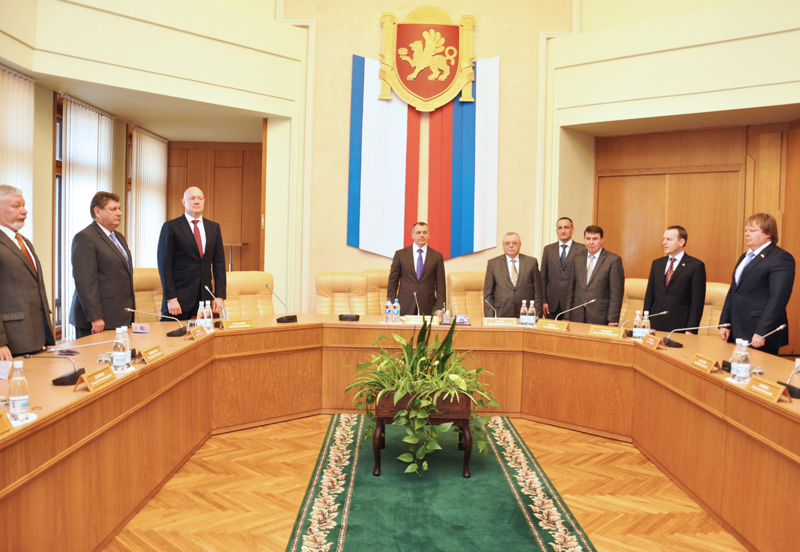 Члены Президиума парламента Крыма получили российские паспорта