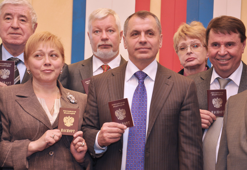 Члены Президиума парламента Крыма получили российские паспорта