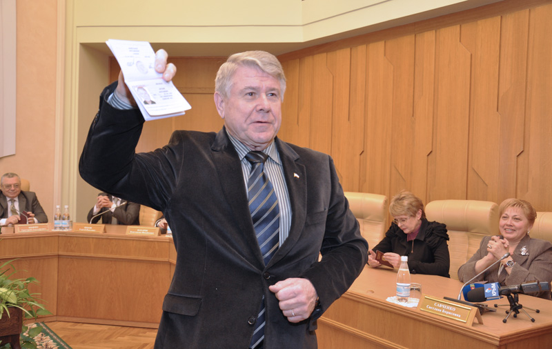 Члены Президиума парламента Крыма получили российские паспорта