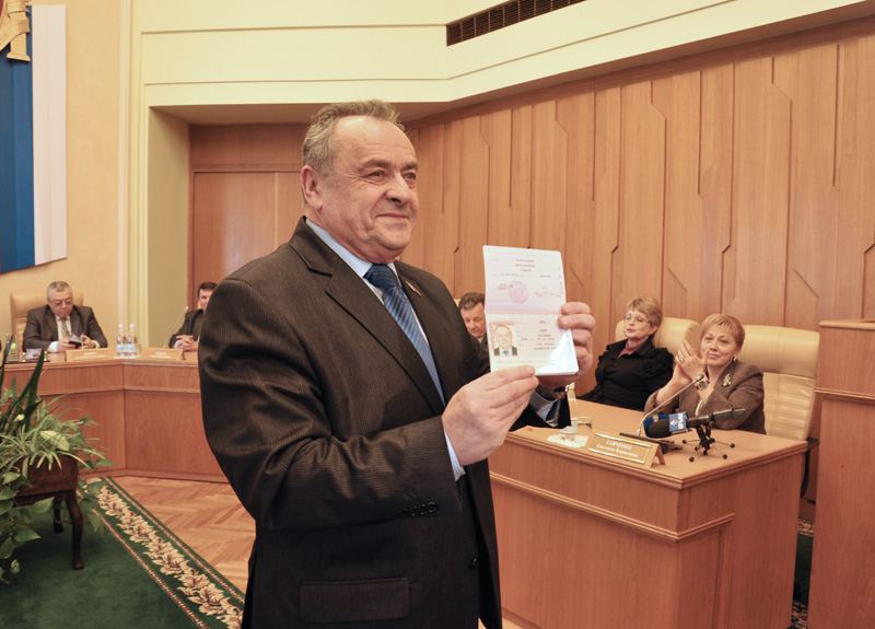 Члены Президиума парламента Крыма получили российские паспорта