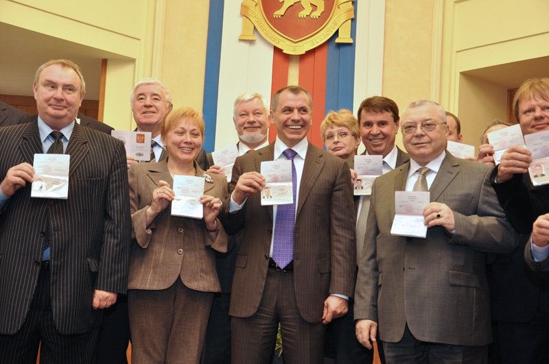 Члены Президиума парламента Крыма получили российские паспорта