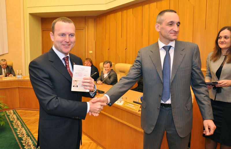 Члены Президиума парламента Крыма получили российские паспорта