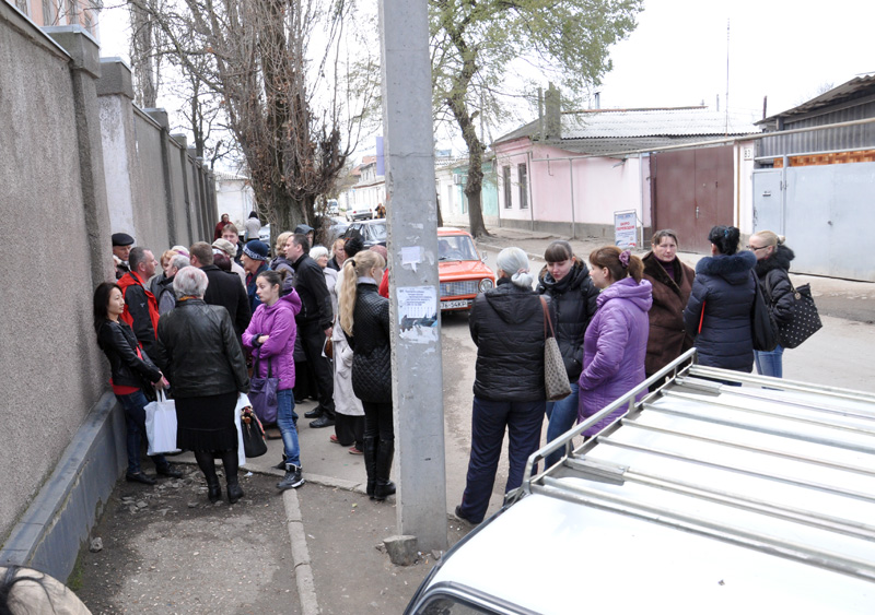 В паспортных столах Симферополя продолжается ажиотаж