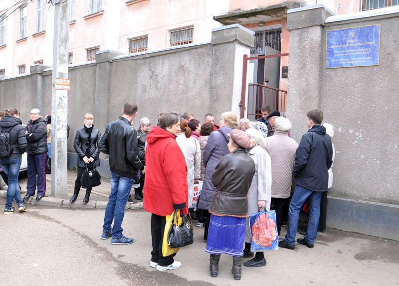 В паспортных столах Симферополя продолжается ажиотаж