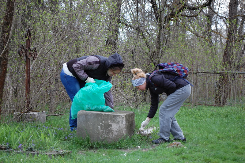 На Старорусском кладбище в Симферополе прошел субботник
