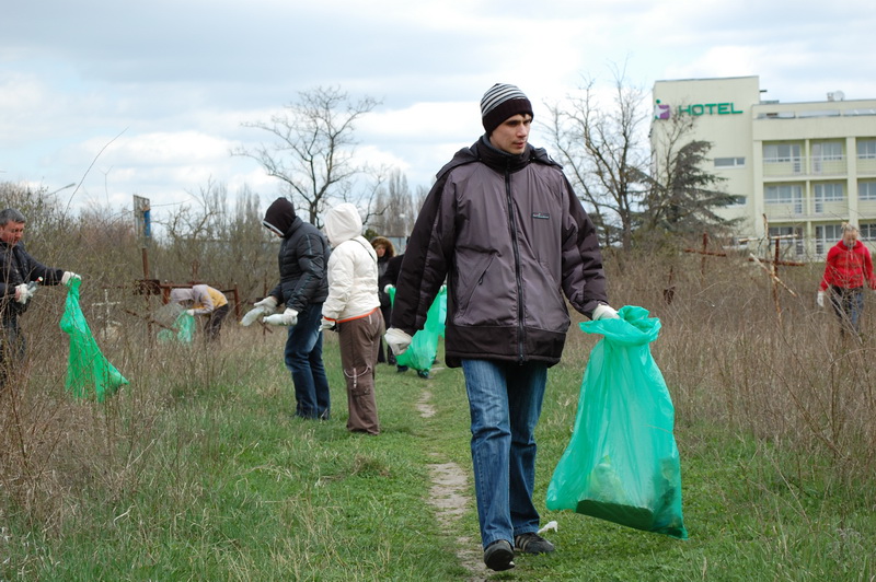 На Старорусском кладбище в Симферополе прошел субботник