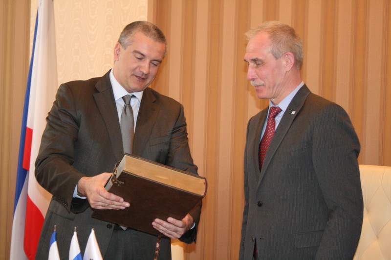 В Совмине подписали договор о сотрудничестве между Крымом и Ульяновской областью