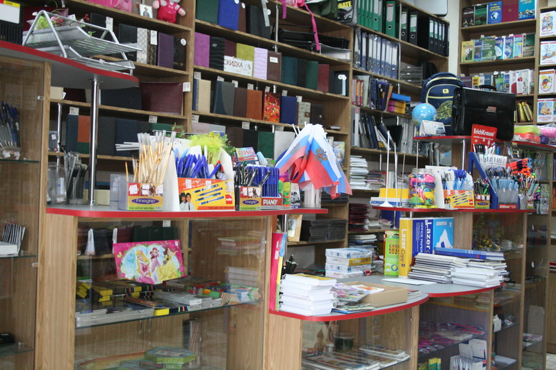 В Симферополе раскупают символику РФ