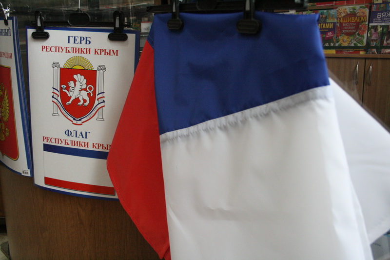 В Симферополе раскупают символику РФ