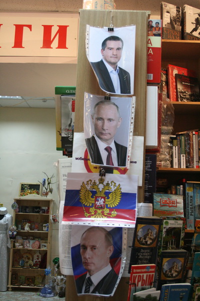 В Симферополе раскупают символику РФ