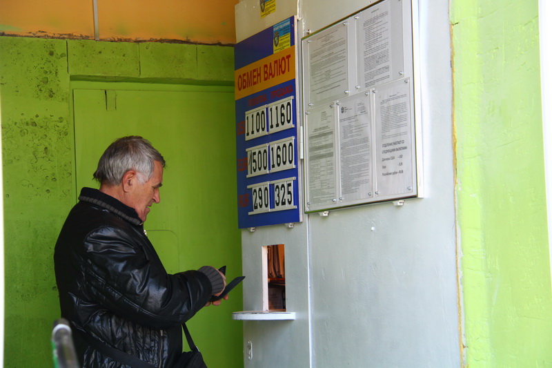 Симферопольские обменники принимают рубли по курсу выше официального