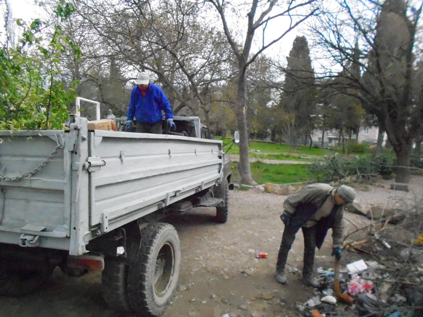 В Алуште провели предпраздничный субботник