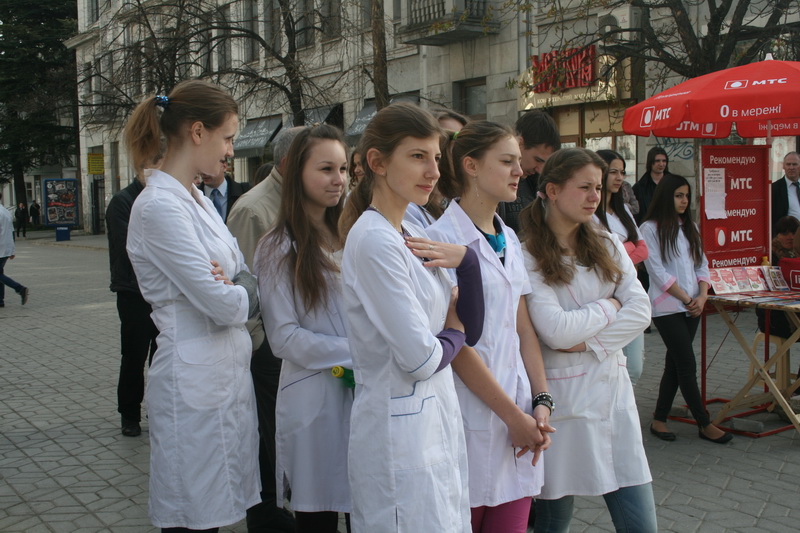 В Симферополе ко Дню здоровья провели флешмоб