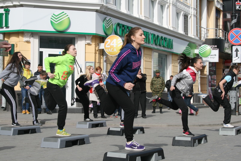 В Симферополе ко Дню здоровья провели флешмоб