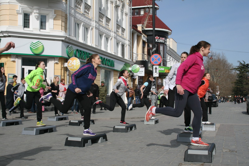 В Симферополе ко Дню здоровья провели флешмоб