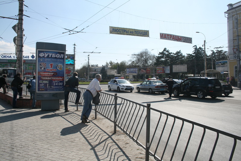 На дорогах Крыма водителям разъясняют новые правила движения