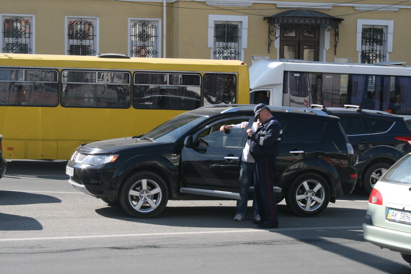 На дорогах Крыма водителям разъясняют новые правила движения
