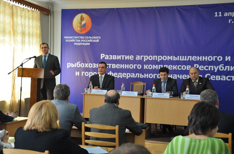 Министр сельского хозяйства РФ пообщался с представителями агросектора Крыма