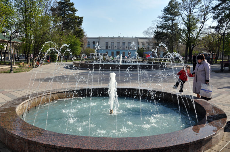 В сквере им. Тренева в Симферополе заработали фонтаны и зацвели клумбы