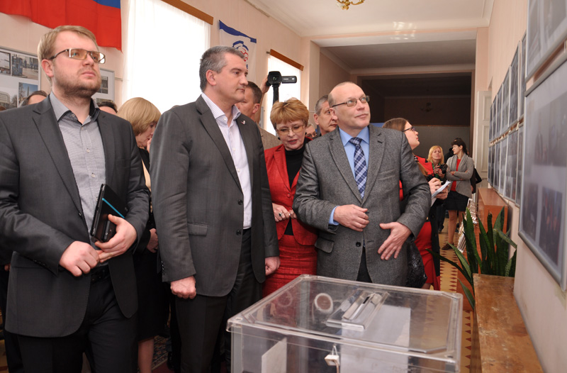 В Симферополе открылась выставка, посвященная событиям «Крымской весны»