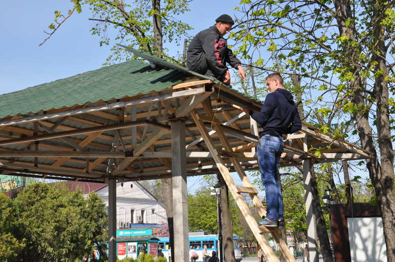 В сквере Тренева в Симферополе установят сувенирные ларьки
