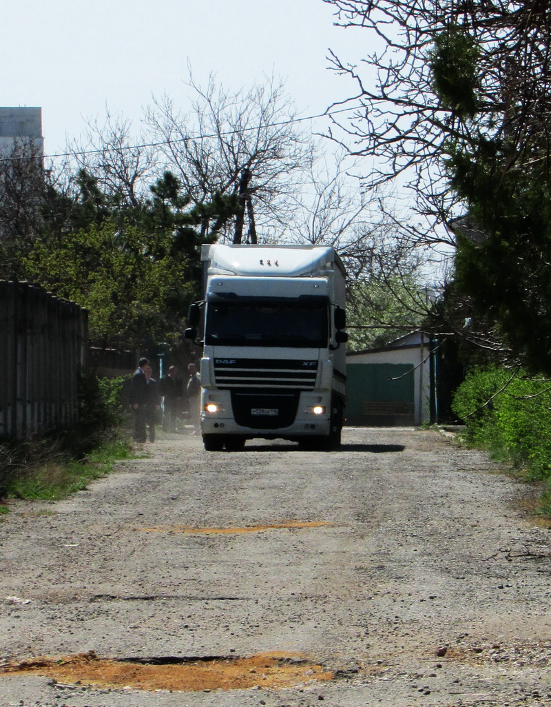 В Крым пришла первая партия российских тракторов