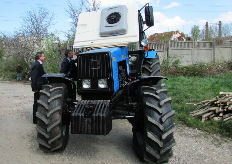 В Крым пришла первая партия российских тракторов