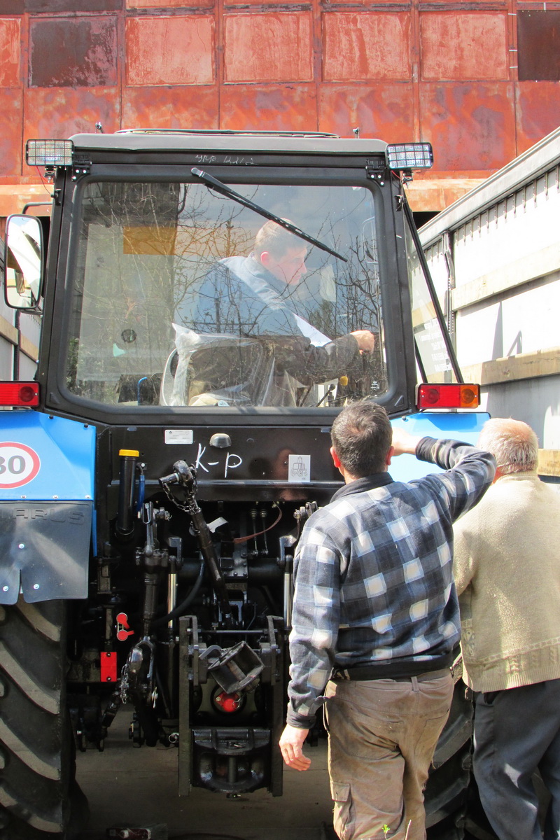 В Крым пришла первая партия российских тракторов