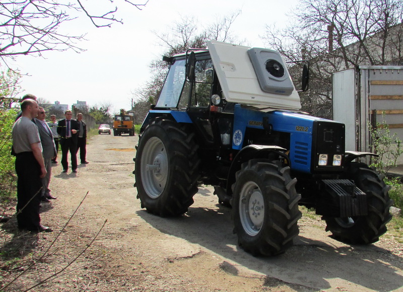 В Крым пришла первая партия российских тракторов