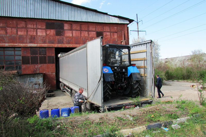 В Крым пришла первая партия российских тракторов