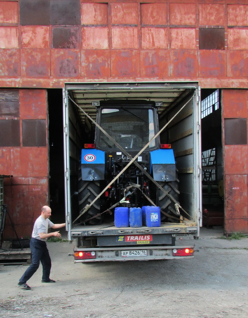 В Крым пришла первая партия российских тракторов