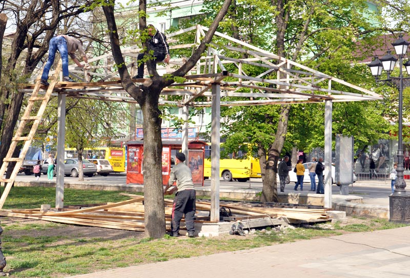 В сквере Тренева в Симферополе установят сувенирные ларьки