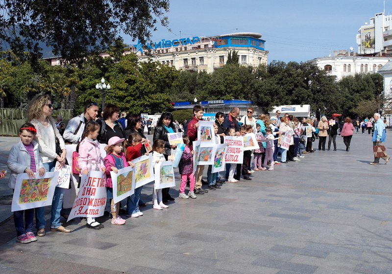 В Ялте провели акцию «Живая цепь»