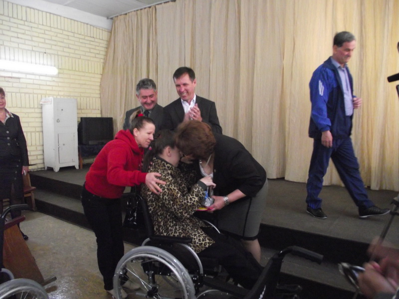 Крымские инвалиды-очередники получили 200 инвалидных кресел