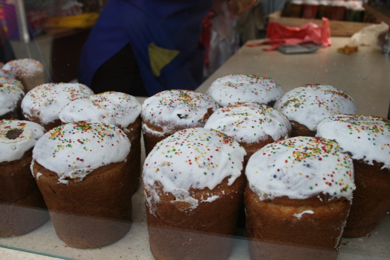 Жители Симферополя готовятся к Пасхе