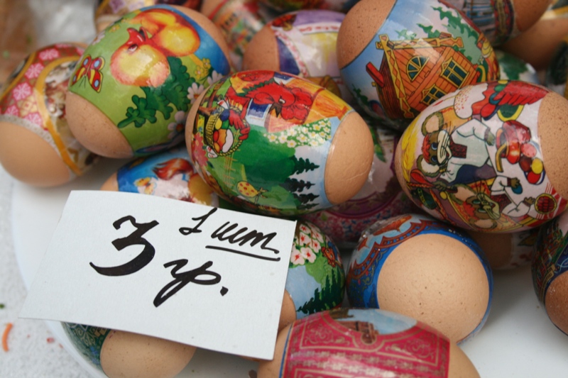 Жители Симферополя готовятся к Пасхе