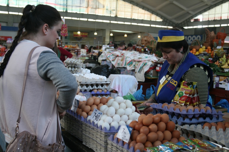 Жители Симферополя готовятся к Пасхе