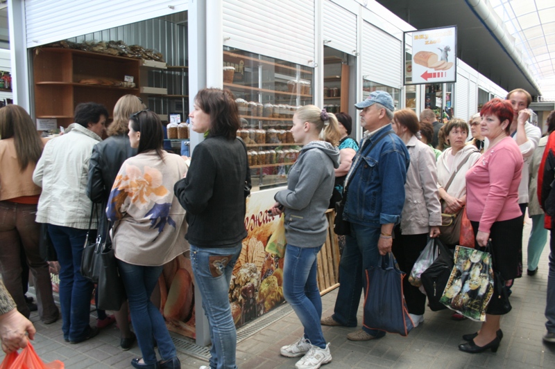Жители Симферополя готовятся к Пасхе